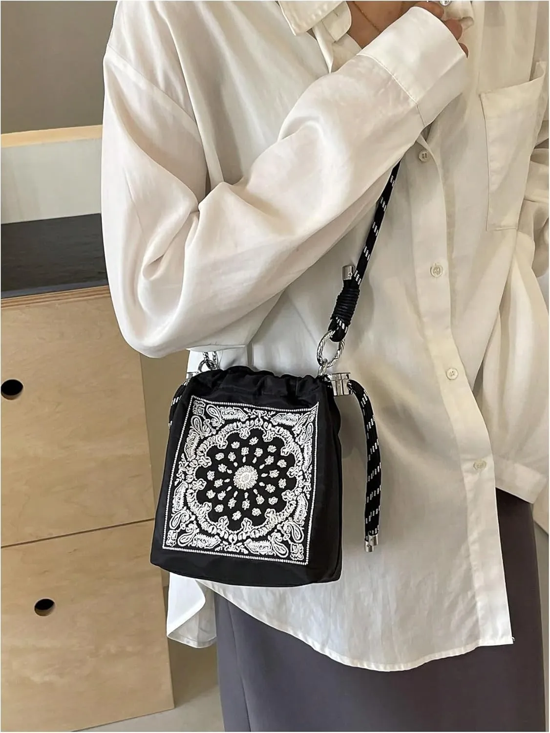 QWINEE Women's Tropical Print Crossbody Bags Vintage Purses Drawstring Bucket Bags with Adjustable Strap